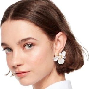Late Spade White Flower Earrings